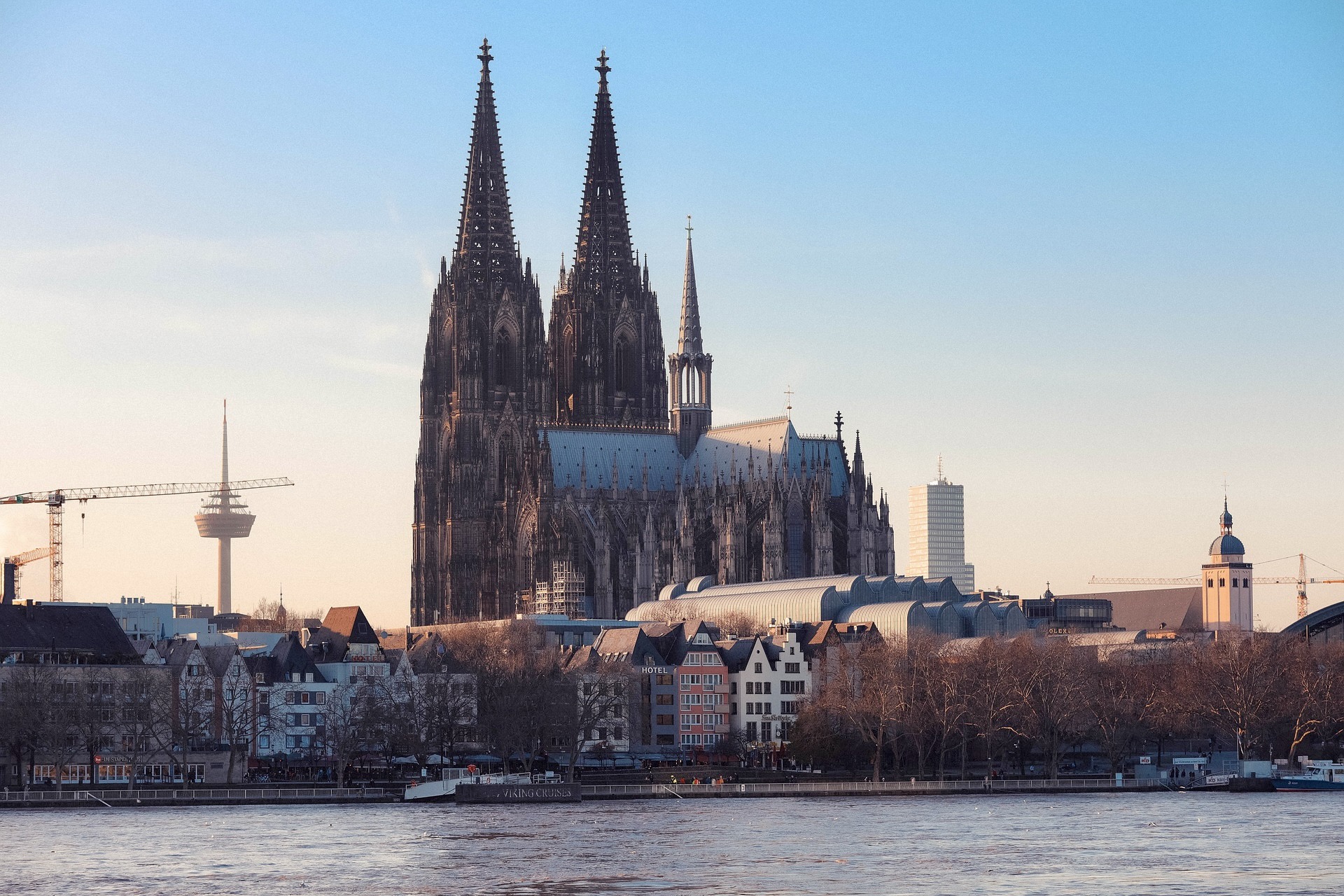 Der Kölner Dom am Rhein