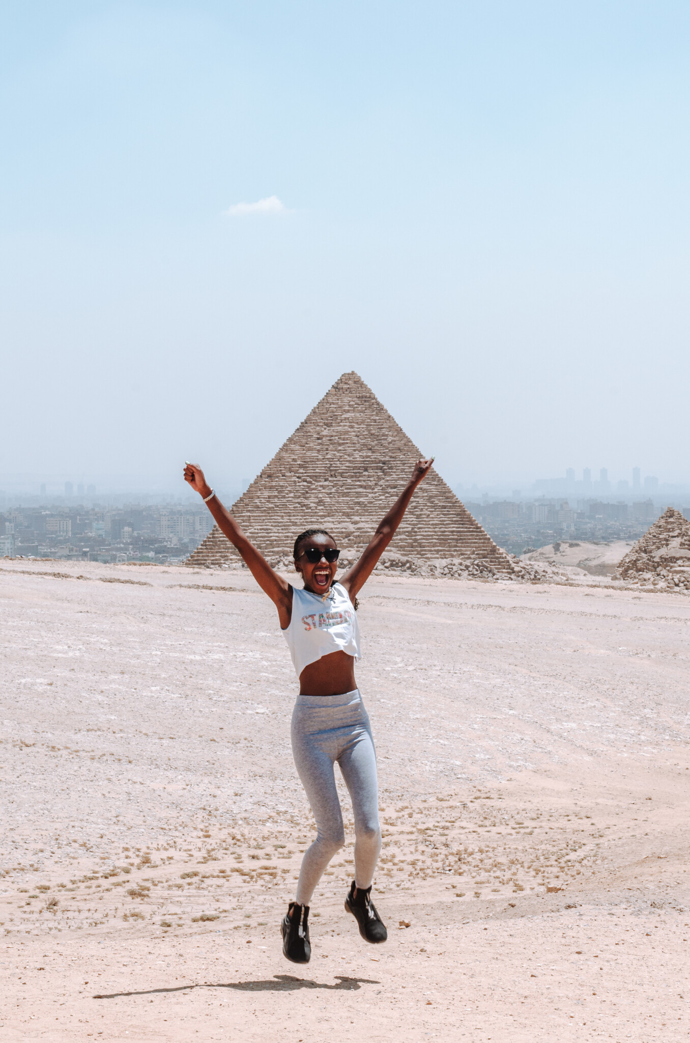 Ein Selfie vor den Pyramiden von Gizeh in Ägypten
