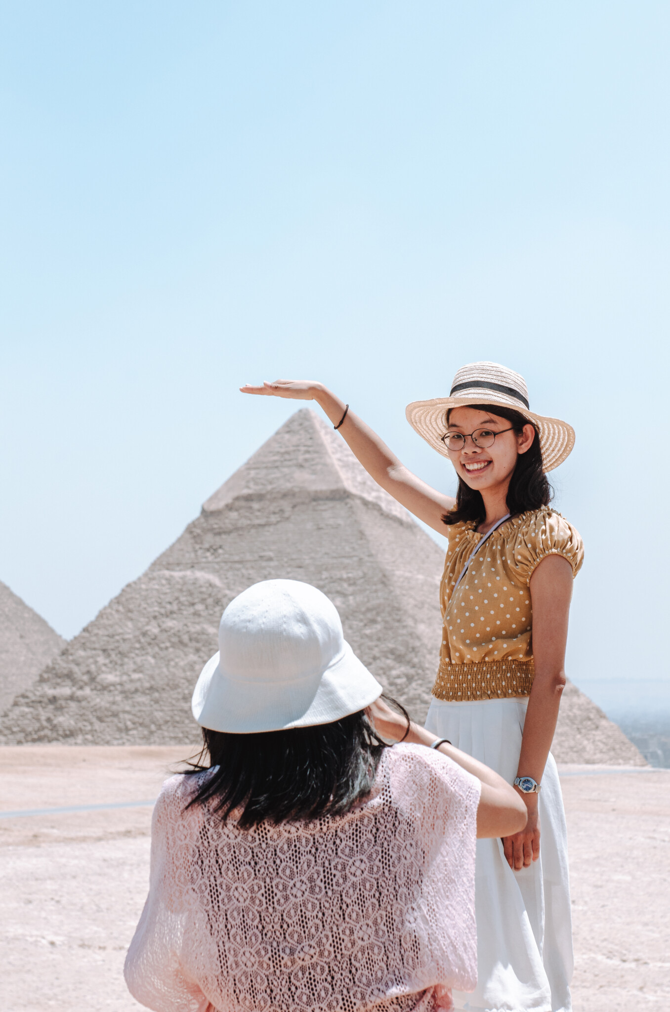 Eine Touristin macht ein Selfie vor der Cheops-Pyramide