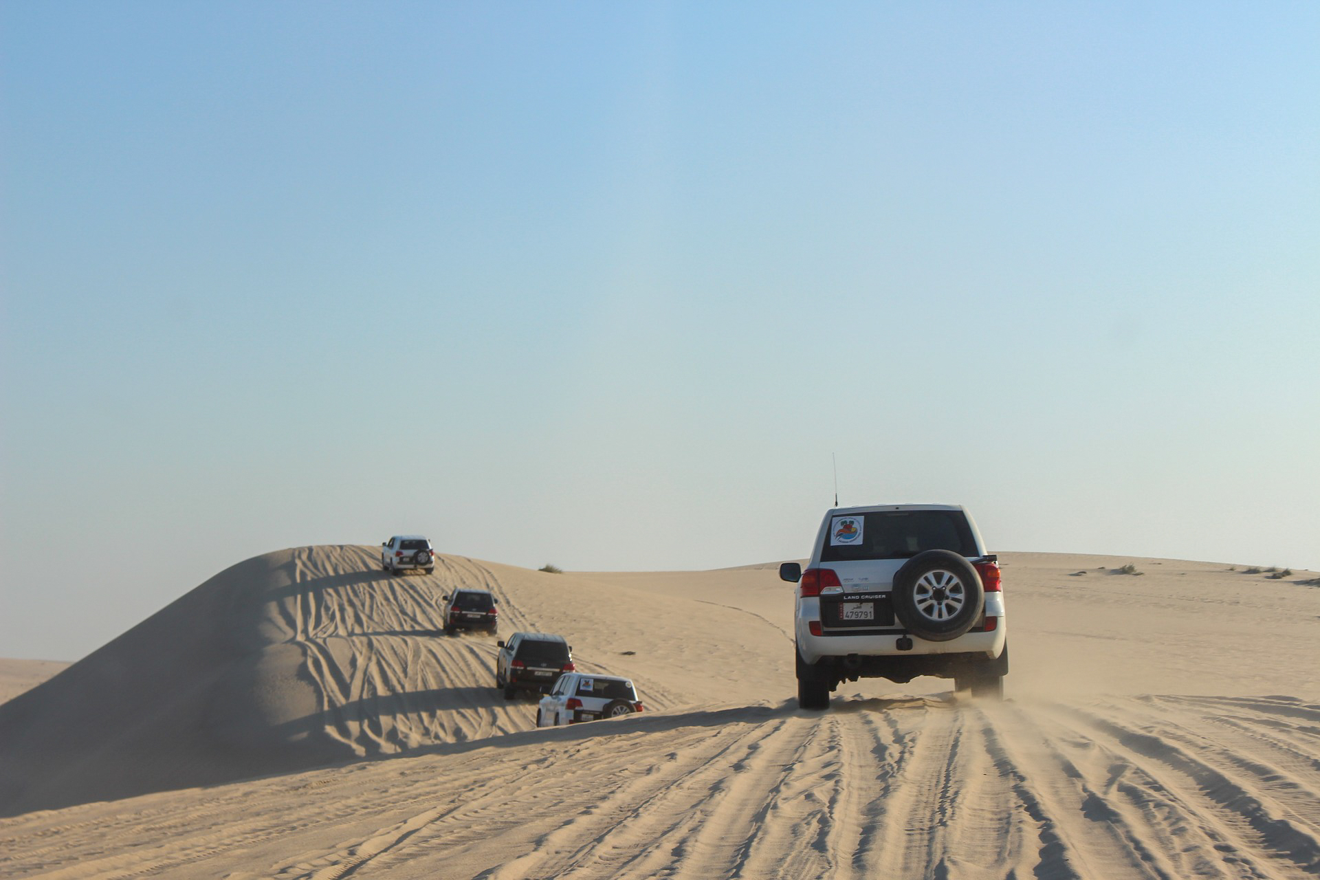 Bei der Wüstensafari in Doha fahren Jeeps über die Sanddünen