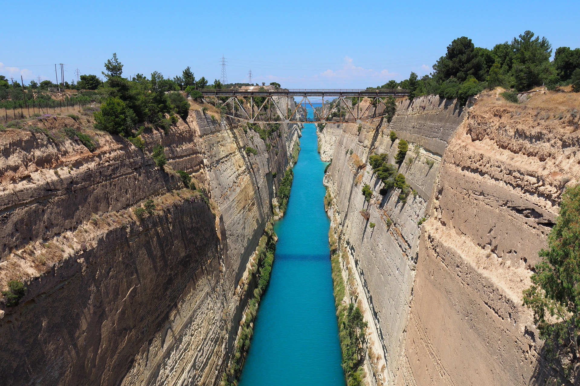 Der Kanal von Korinth gehört zu den Highlights auf Peloponnes
